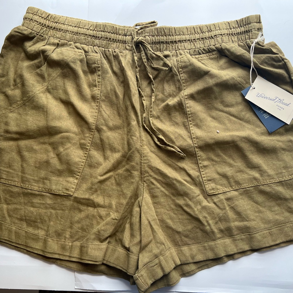 Women’s Universal Thread XL Olive Shorts